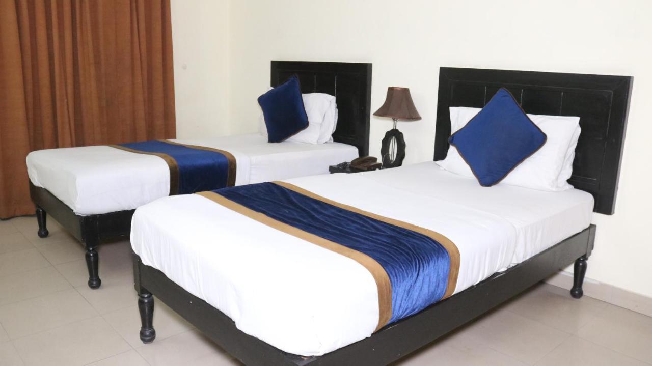 Hotel Tourist Inn Лахор Экстерьер фото