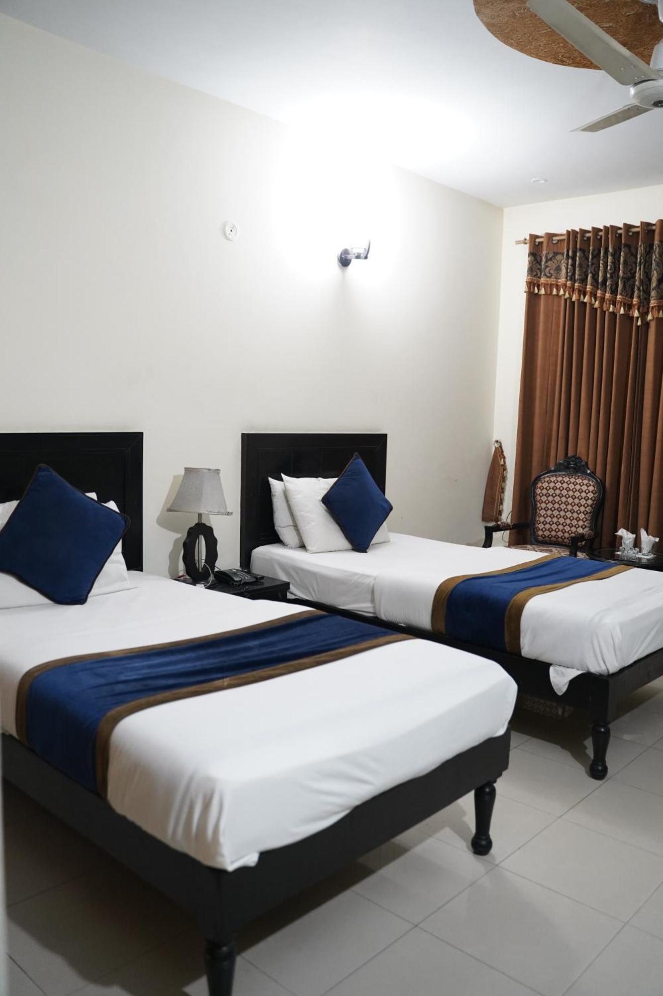 Hotel Tourist Inn Лахор Экстерьер фото