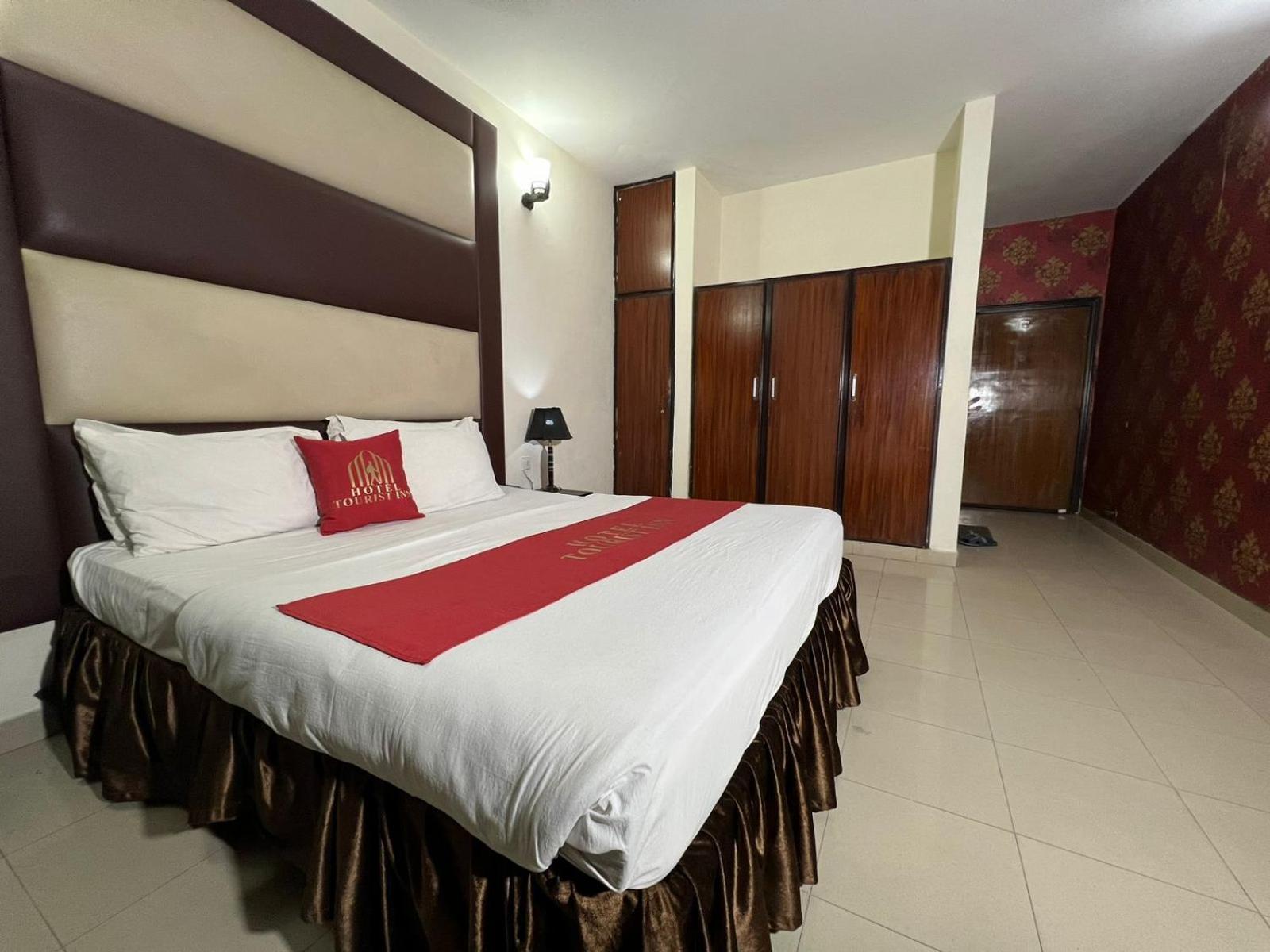Hotel Tourist Inn Лахор Экстерьер фото