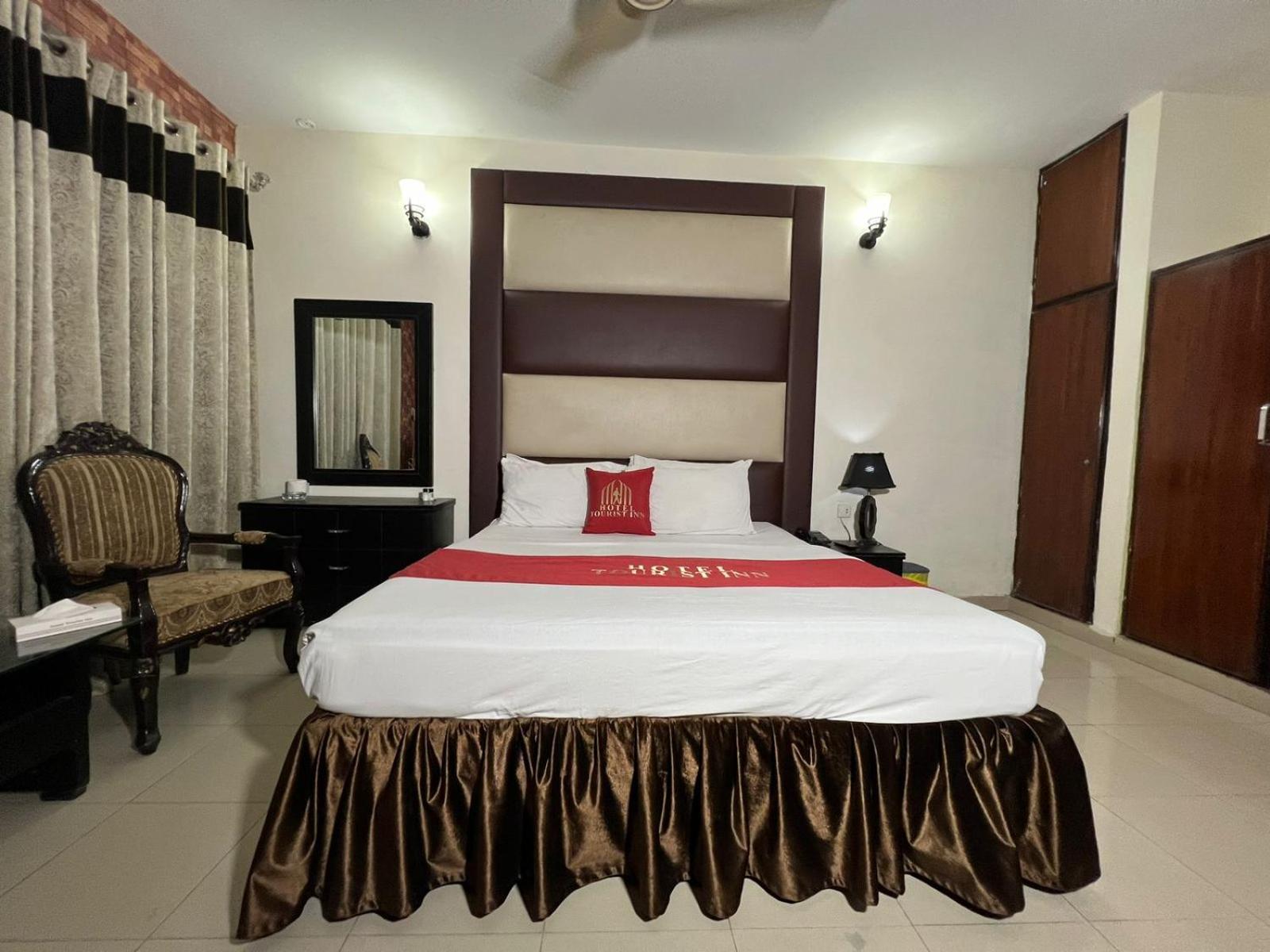 Hotel Tourist Inn Лахор Экстерьер фото
