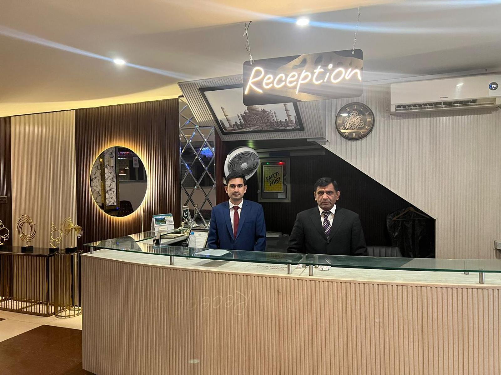Hotel Tourist Inn Лахор Экстерьер фото
